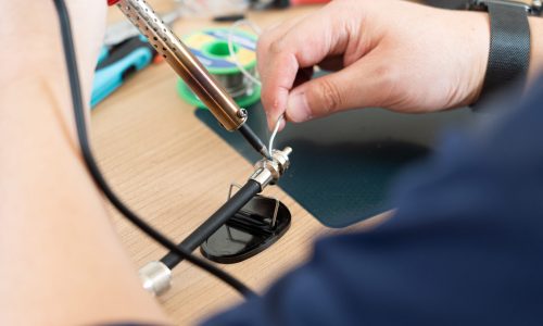 ハンダゴテで作業する